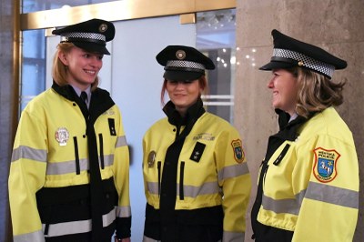 Zleva Šárka Lipowská s kolegyněmi Michaelou Novákovou a Bárou Kuznikovou po složení slibu. Foto: J. Urban