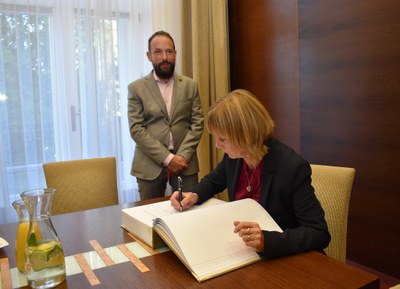 Velvyslankyně Slovinska se podepisuje do pamětní knihy města Ostravy. Foto: René Stejskal
