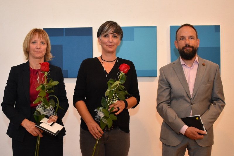 Společné foto z výstavy. Zleva velvyslankyně Tanja Strnišaová, malířka Beti Briceljová a primátor Tomáš Macura.  Společné foto z výstavy. Zleva velvyslankyně Tanja Strnišaová, malířka Beti Briceljová a primátor Tomáš Macura.