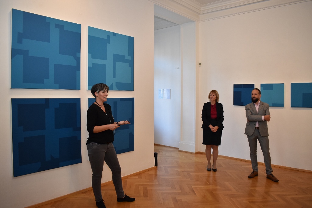 Zahájení výstavy v Sokolské 23. Zleva: Beti Briceljová, Tanja Strnišaová a Tomáš Macura. 