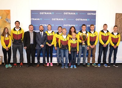 Prímátor s mladými hasiči Michálkovic a michálkovickým starostou Martinem Juroškou. Foto: René Stejskal 