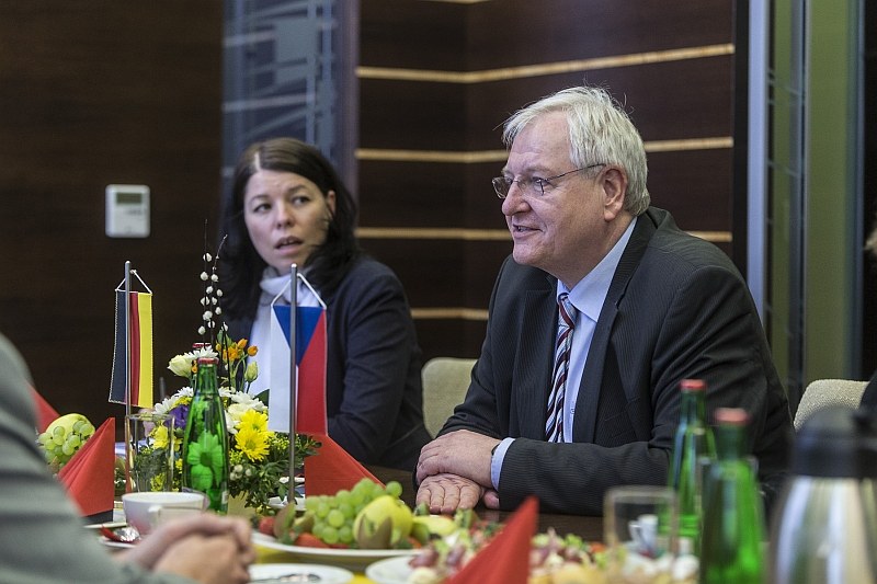 Host ze SRN při setkání s primátorem