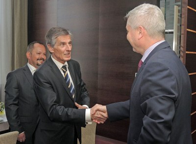 Velvyslanec Peter Weiss (vlevo) se zdraví s Petrem Kajnarem. Foto: J. Urban