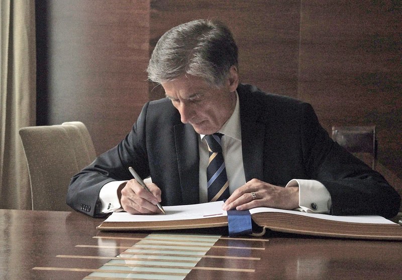 Peter Weiss se zapisuje do pamětní knihy města.