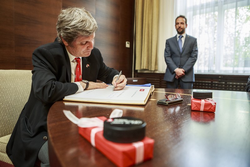 Zápis do pamětní knihy města.