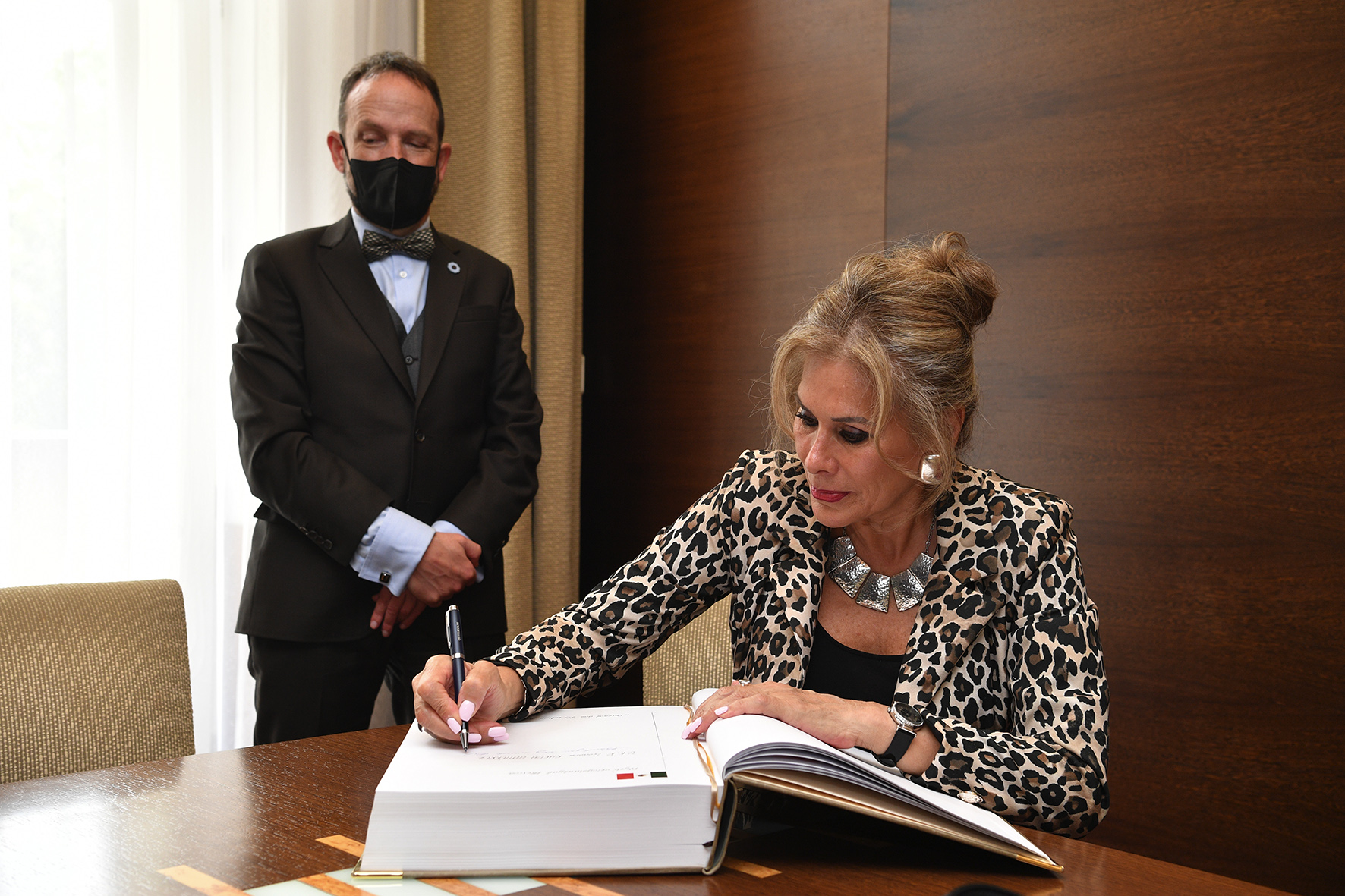 Na závěr své návštěvy ostravského magistrátu se velvyslankyně podepsala do pamětní knihy. Foto: Lukáš Kaboň