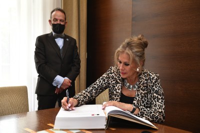 Na závěr své návštěvy ostravského magistrátu se velvyslankyně podepsala do pamětní knihy. Foto: Lukáš Kaboň