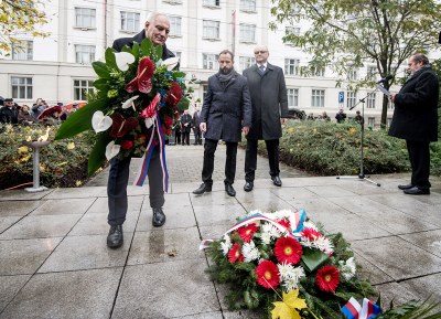 Delegace města s primátorem Tomášem Macurou (uprostřed), náměstky Zbyňkem Pražákem (vlevo) a Vladimírem Cigánkem položila u pomníku věnec. Foto: Lukáš Kaboň