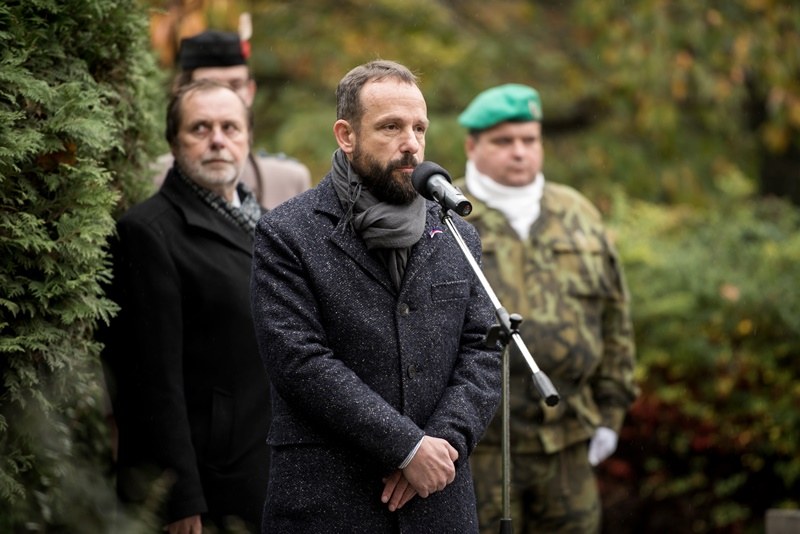 Primátor Tomáš Macura během krátkého proslovu hovořil o Masarykových myšlenkách. Primátor Tomáš Macura během krátkého proslovu hovořil o Masarykových myšlenkách.
