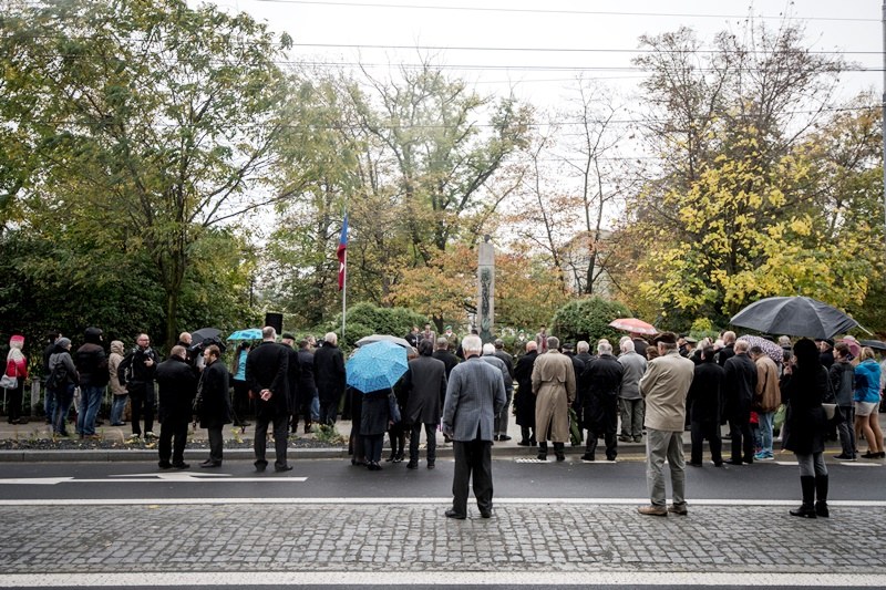 Připomenout si výročí vzniku republiky si do Husova sadu přišly desítky občanů a zástupců organizací. Připomenout si výročí vzniku republiky si do Husova sadu přišly desítky občanů a zástupců organizací.