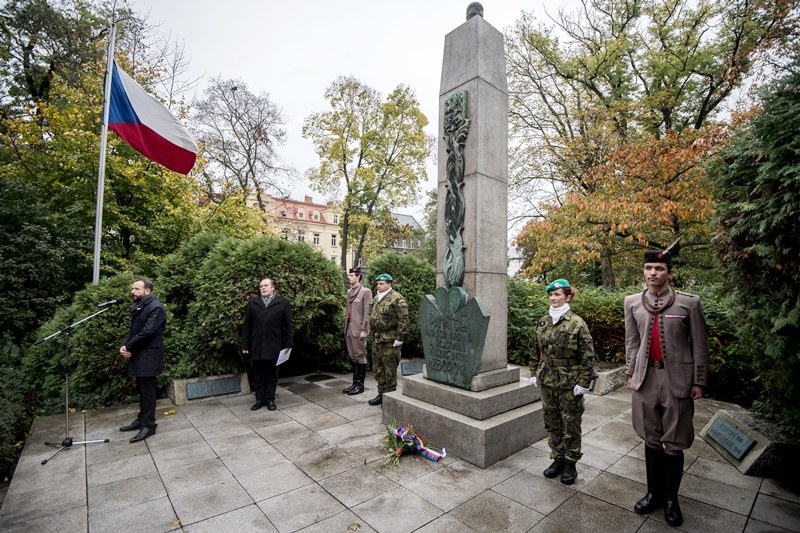 Slavnostní akt se konal u památníků bitvy u Zborova v Husově sadu v Moravské Ostravě. Slavnostní akt se konal u památníků bitvy u Zborova v Husově sadu v Moravské Ostravě.