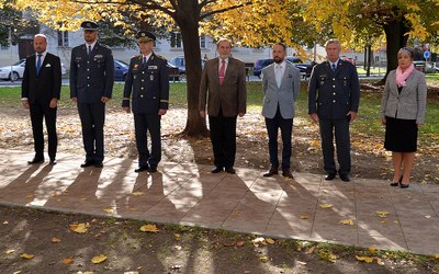 Primátor Tomáš Macura s velitelem vzdušných sil Armády České republiky brig. generálem Petrem Hromkem a dalšími hosty položili věnce k památníku letců 1. československé smíšené letecké divize. Foto: Petr Havránek