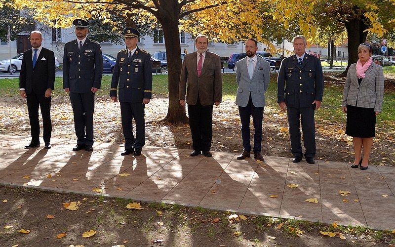 Primátor s velitelem vzdušných sil uctili památku letců Primátor s velitelem vzdušných sil uctili památku letců