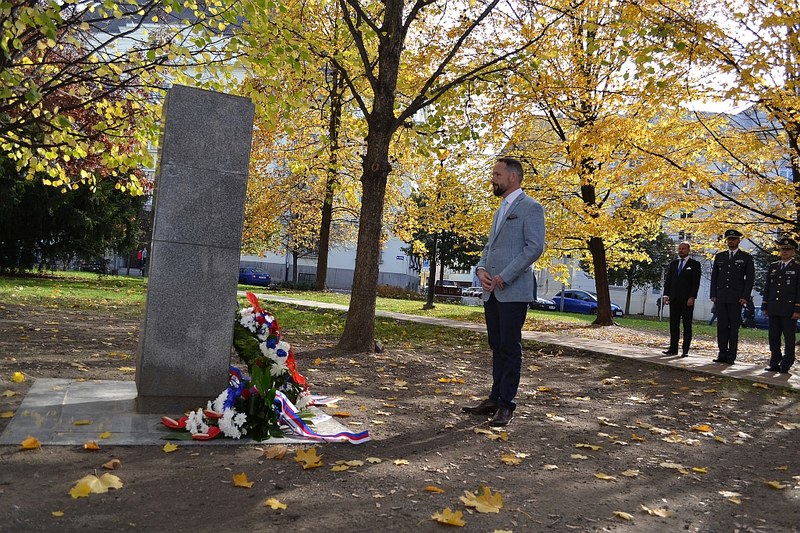Primátor Tomáš Macura při kladení věnce k památníku letců. 