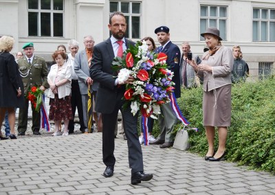 Primátor Tomáš Macura s věncem, který položil k pomníku v Husově sadu. Foto: René Stejskal