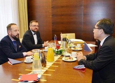 Tomás Macura hovoří s korejským velvyslancem. 