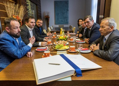 Primátor Tomáš Macura a náměstek Martin Štěpánek jednají s Jaroslavem Kuberou. Foto: Jiří Zerzoň