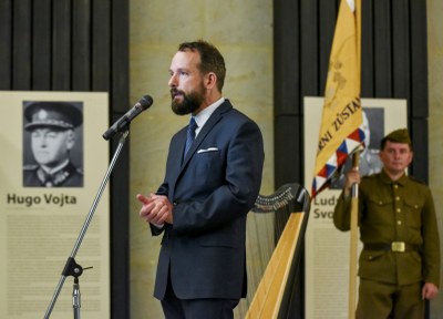 Primátor Tomáš Macura vzdává hold vojákům padlým v Ostravské operaci.  Foto: Adolf Horsinka