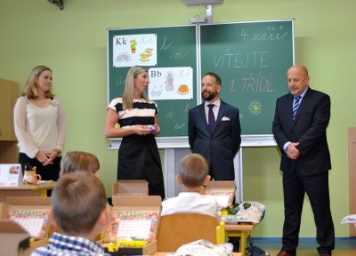 Primátor Tomáš Macura (druhý zprava) vítá petřkovické prvňáčky. 