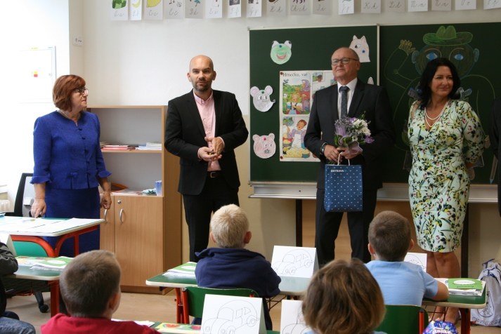Náměstek primátora Vladimír Cigánek (druhý zprava) přeje prvňáčkům, ať se jim ve škole líbí. Náměstek primátora Vladimír Cigánek (druhý zprava) přeje prvňáčkům, ať se jim ve škole líbí.