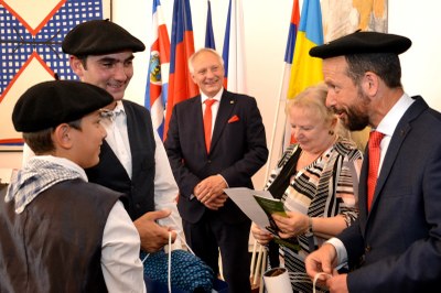 Francouzští tanečníci obdarovali primátora Tomáš Macuru baretem. Foto: René Stejskal 