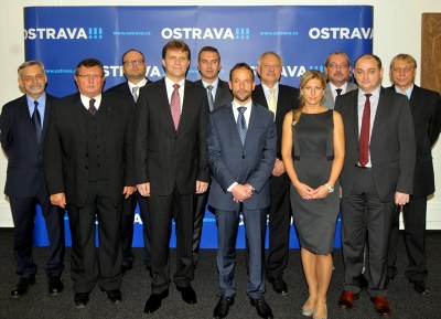 Rada města Ostravy (zleva): I. Racek, I. Hařovský, L. Folwarczny, L. Palyza, D. Pfleger, primátor T. Macura, Z. Pražák, K. Šebestová, K. Bednář, R. Babinec, L. Grygar. Foto: J. Urban