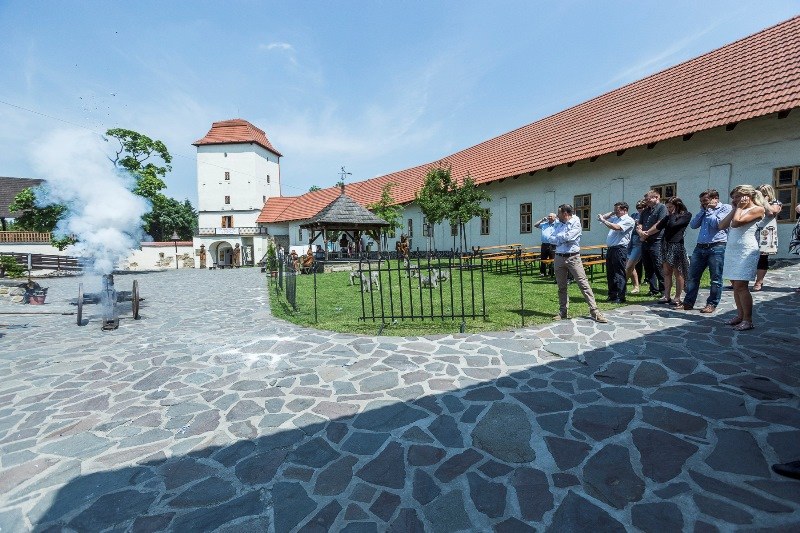 ... i výstřelem z historického děla. 