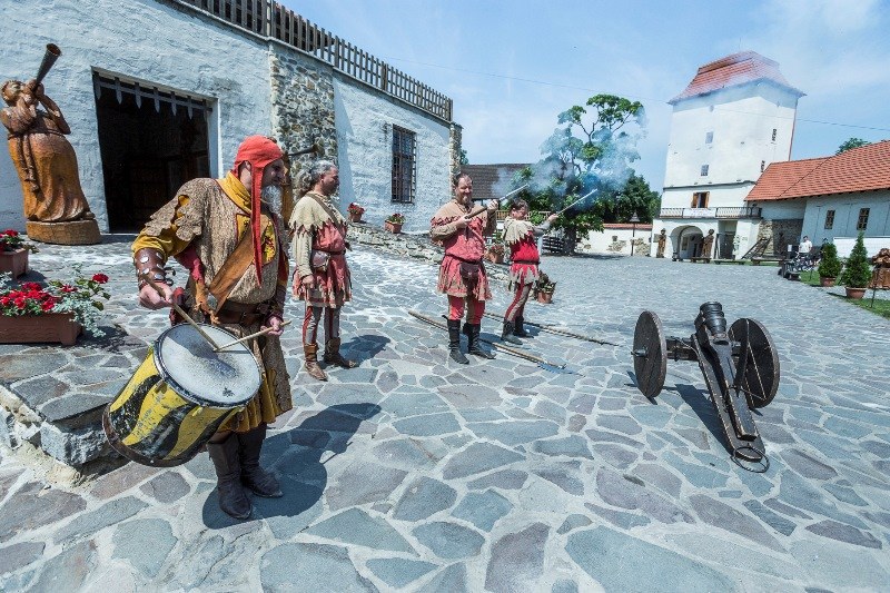 ... se střelbou z dobových zbraní...