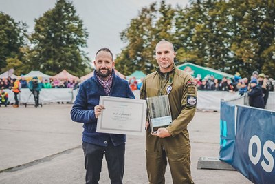 Kapitán David Szentendrei přebírá od Tomáše Macury Cenu primátora. Foto: facebook Dny NATO v Ostravě/NATO Days in Ostrava