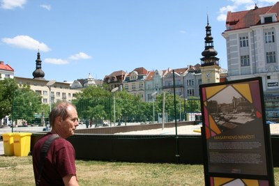 Jeden z historických panelů najdete na Masarykově náměstí. Foto: Bohuslav Krzyžanek