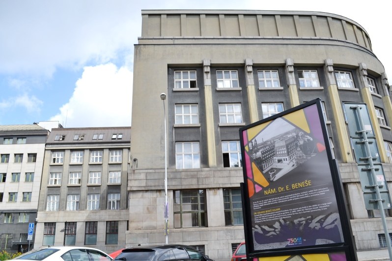Budova bývalé spořitelny na náměstí Dr. E. Beneše. 