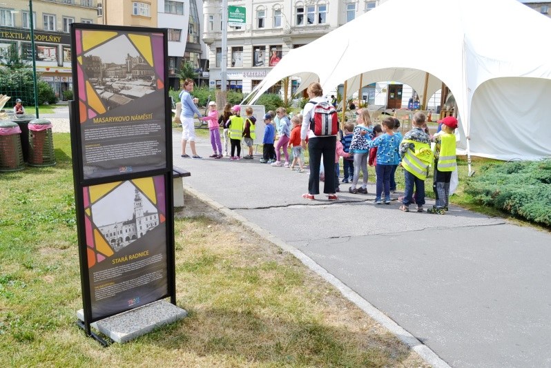 Panel přibližuje historii náměstí i staré radnice. 