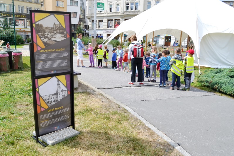 Panel přibližuje historii náměstí i staré radnice. 