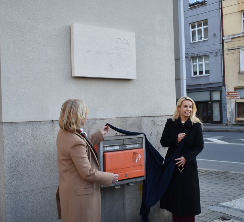 Slavnostní odhalení pamětní desky Oty Filipa za účasti náměstkyně primátora Lucie Baránkové Vilamové. Foto: MMO
