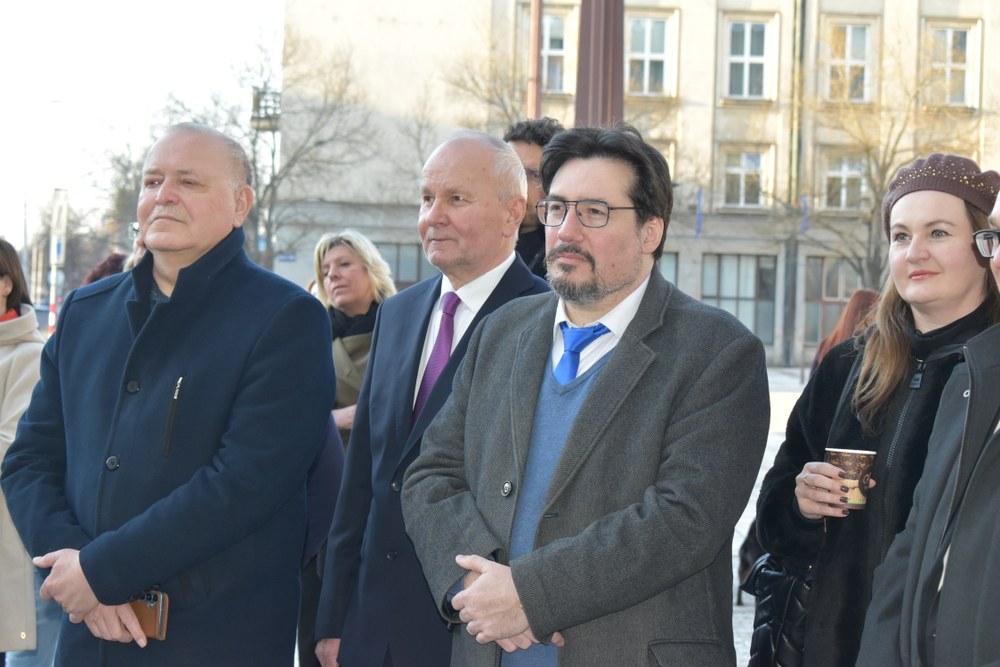 Na slavnostní odhalení dorazili rovněž náměstek primátora Jiří Vávra (uprostřed) a předseda městské kulturní komise Vladimír Polák (vpravo) Na slavnostní odhalení dorazili rovněž náměstek primátora Jiří Vávra (uprostřed) a předseda městské kulturní komise Vladimír Polák (vpravo)