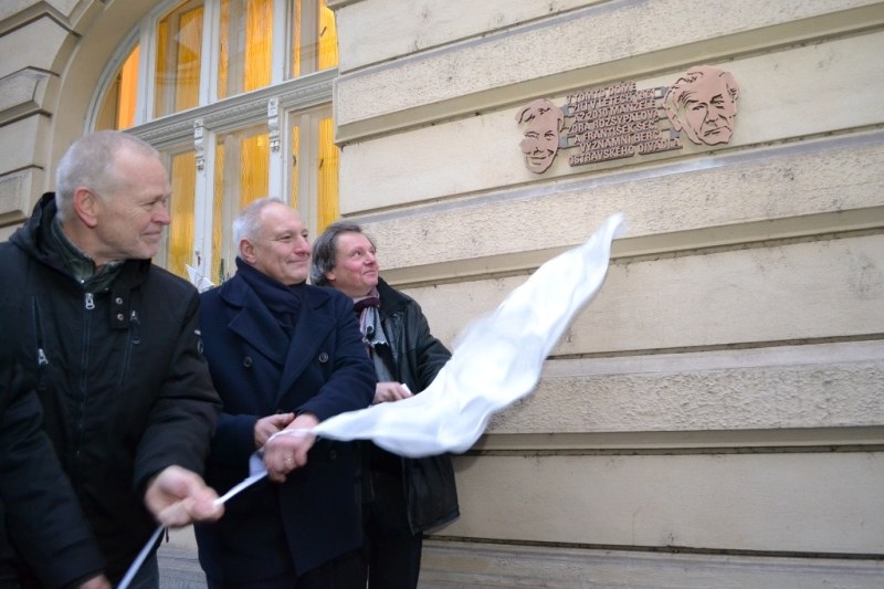 Desku odhalili ředitel NDM Jiří Nekvasil, náměstek primátora Zbyněk Pražák a syn hereckých osobností Martin Šec (zprava). Desku odhalili ředitel NDM Jiří Nekvasil, náměstek primátora Zbyněk Pražák a syn hereckých osobností Martin Šec (zprava).