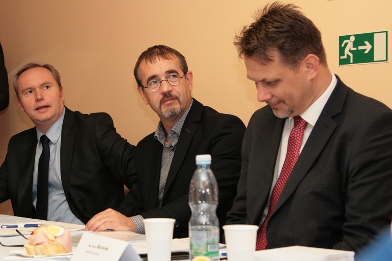 Zprava: Michal Mariánek, Petr Uhlig a Břetislav  Riger.