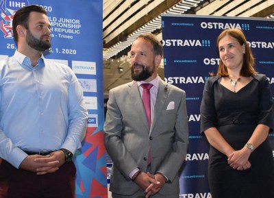 Primátor Tomáš Macura (uprostřed), náměstkyně primátora Andrea Hoffmannová a zástupce IIHF Florian Mayer vyjádřili spokojenost se stavem příprav hokejového šampionátu dvacetiletých. Foto: René Stejskal 
