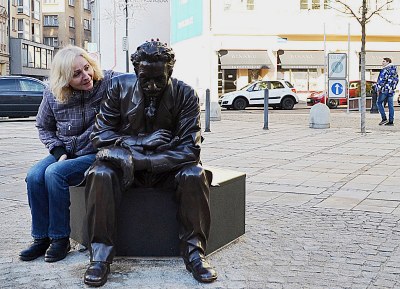 K Janáčkově soše na Jiráskově náměstí si kolemjdoucí mohou přisednout. Foto: René Stejskal