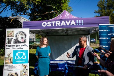 Sbírku na psy z útulku podpořil také náměstek primátora Aleš Boháč. Foto: Vladimír Pryček