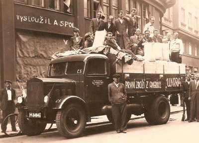 Snímek zachycuje potravinovou pomoc URNA v poválečné Ostravě. 