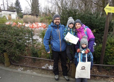 Půlmiliontým návštěvníkem Zoo Ostrava se stala paní Vašťáková z Poruby. O Štědrém dni vyrazila za zvířátky s dětmi a manželem. Foto: Zoo Ostrava