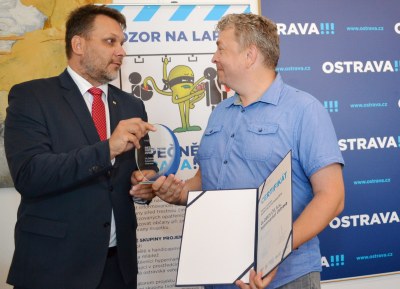 Náměstek primátora Michal Mariánek (vlevo) předává certifikát Zbyňku Kaštovskému z Globusu. Foto: René Stejskal