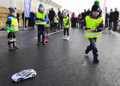 První, kdo si nově vybudovanou silnici vyzkoušel, byli předškoláci s dálkově ovládanými modely. Foto: René Stejskal 