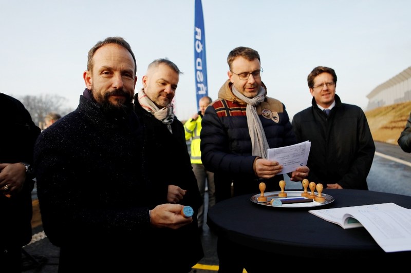 Tentokrát se nestříhala páska, ale primátor Tomáš Macura a ministr Vladimír Kremlík orazítkovali stavební deník. Foto: Jiří Zerzoň  Tentokrát se nestříhala páska, ale primátor Tomáš Macura a ministr Vladimír Kremlík orazítkovali stavební deník. Foto: Jiří Zerzoň