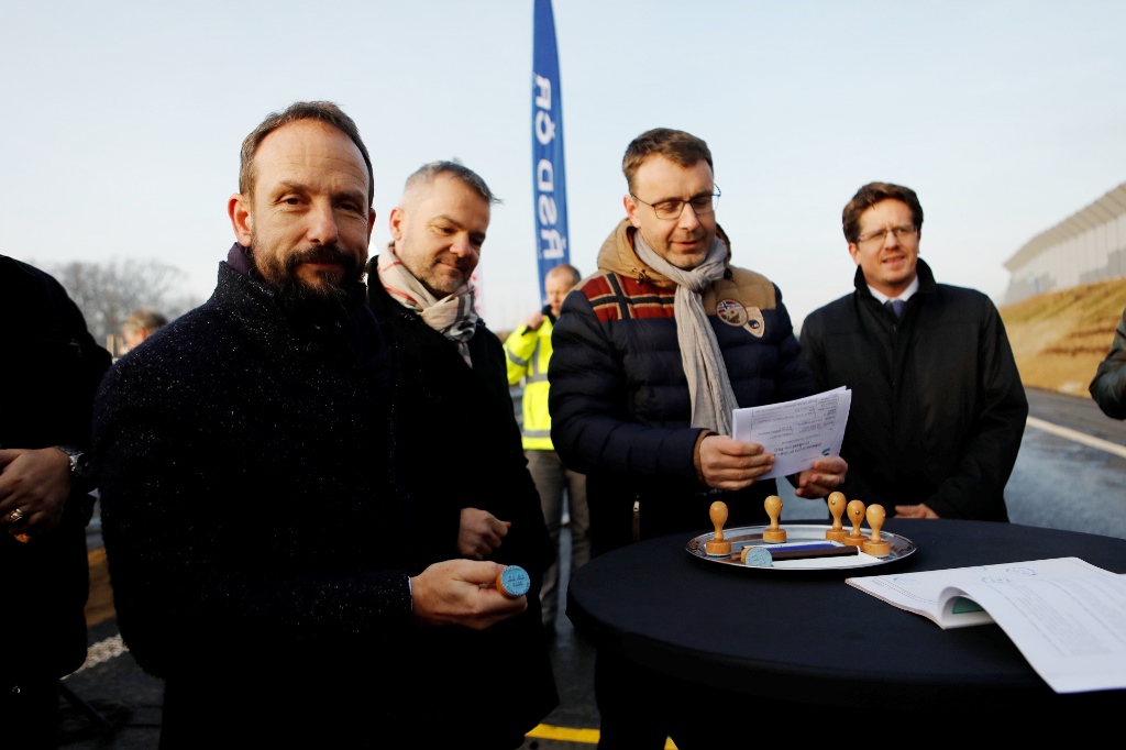 Tentokrát se nestříhala páska, ale primátor Tomáš Macura a ministr Vladimír Kremlík orazítkovali stavební deník. Foto: Jiří Zerzoň 