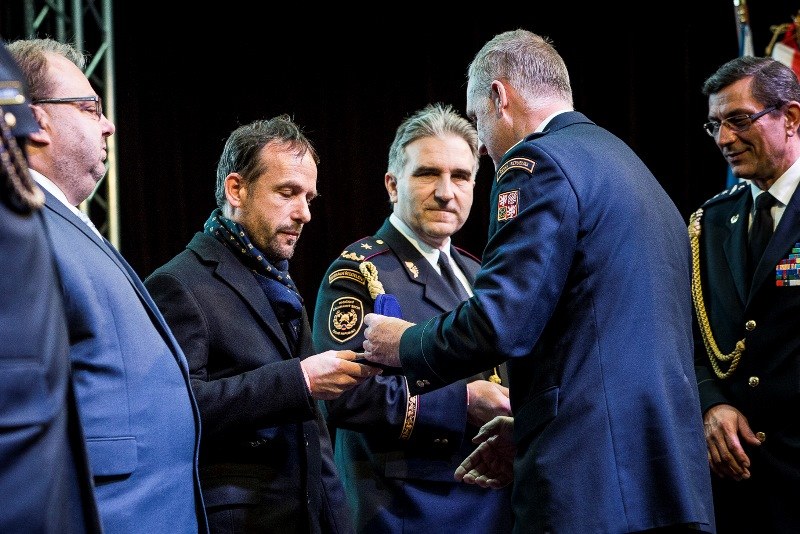 Oficiální hosté oslav převzali pamětní plakety.