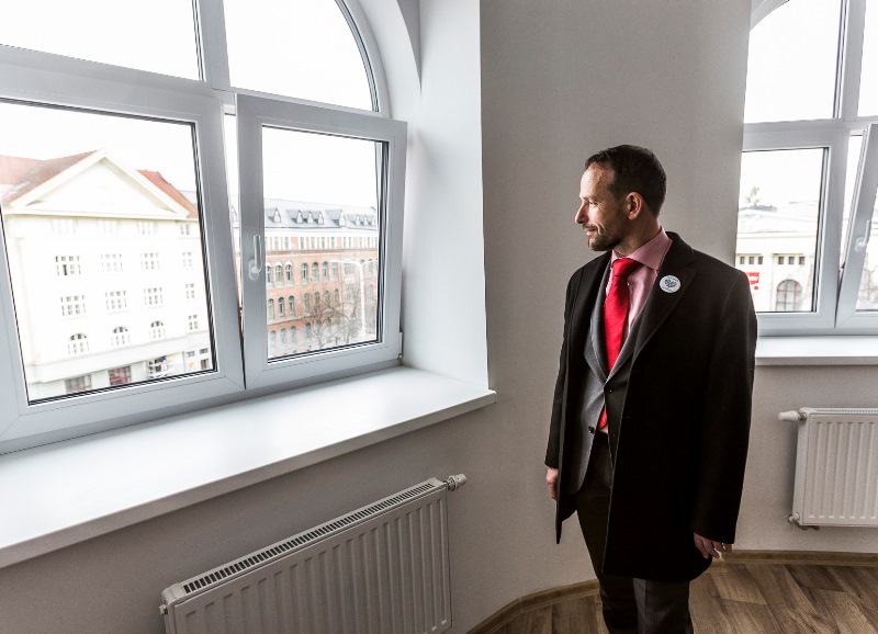 Z některých pokojů je velmi pěkný výhled na Divadlo A. Dvořáka a centrum města. Foto: J. Zerzoň Z některých pokojů je velmi pěkný výhled na Divadlo A. Dvořáka a centrum města. Foto: J. Zerzoň