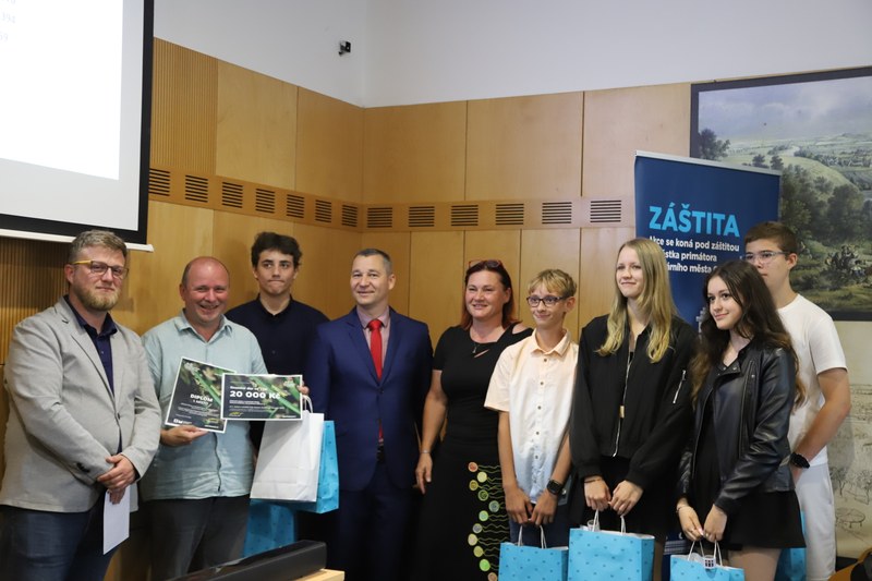 Náměstek primátora Aleš Boháč (čtvrtý zleva) se zástupci Základní školy Horymírova, která nejlépe reprezentovala ostravské školy. Foto: Ostravské muzeum