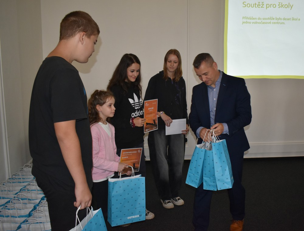 Náměstek primátora Aleš Boháč při oceňování ostravských účastníků loňského ročníku City Nature Challenge. Foto: MMO